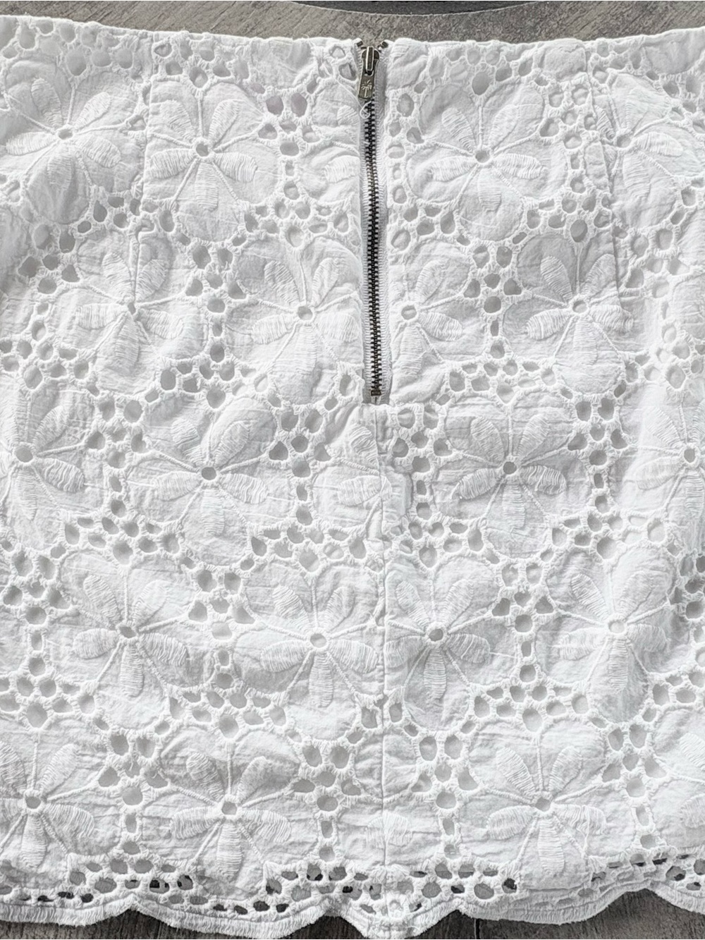 Lilly Pulitzer Tate White Eyelet Mini Skirt with scalloped hem Size 6 - Picture 4 of 11